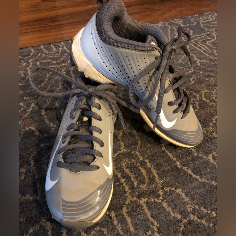 Grey Nike Vapor Baseball Cleats. Size 1. GUC.